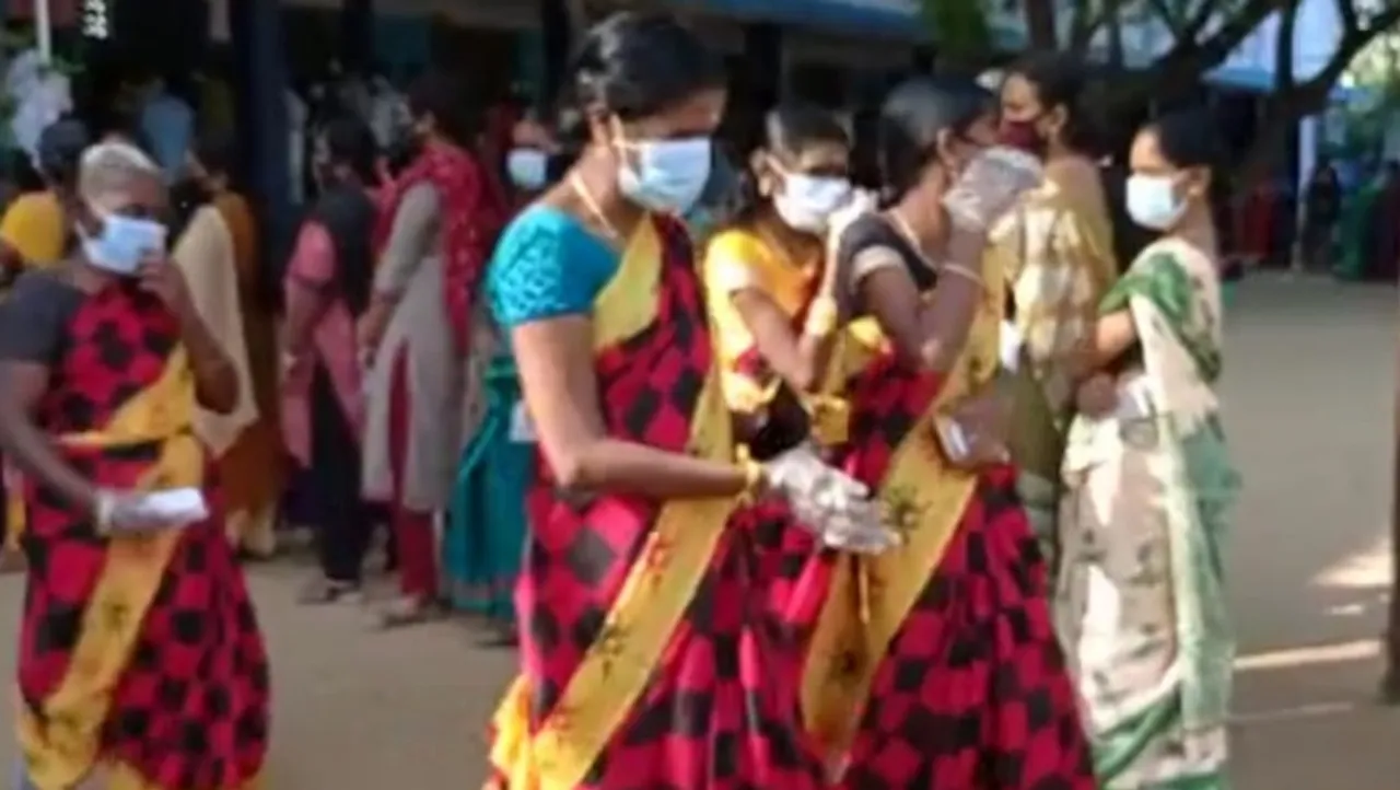 வாக்களிக்க உதயசூரியன் பொறித்த புடவை அணிந்து வந்த பெண்கள் - தடுத்து நிறுத்திய போலீஸ்