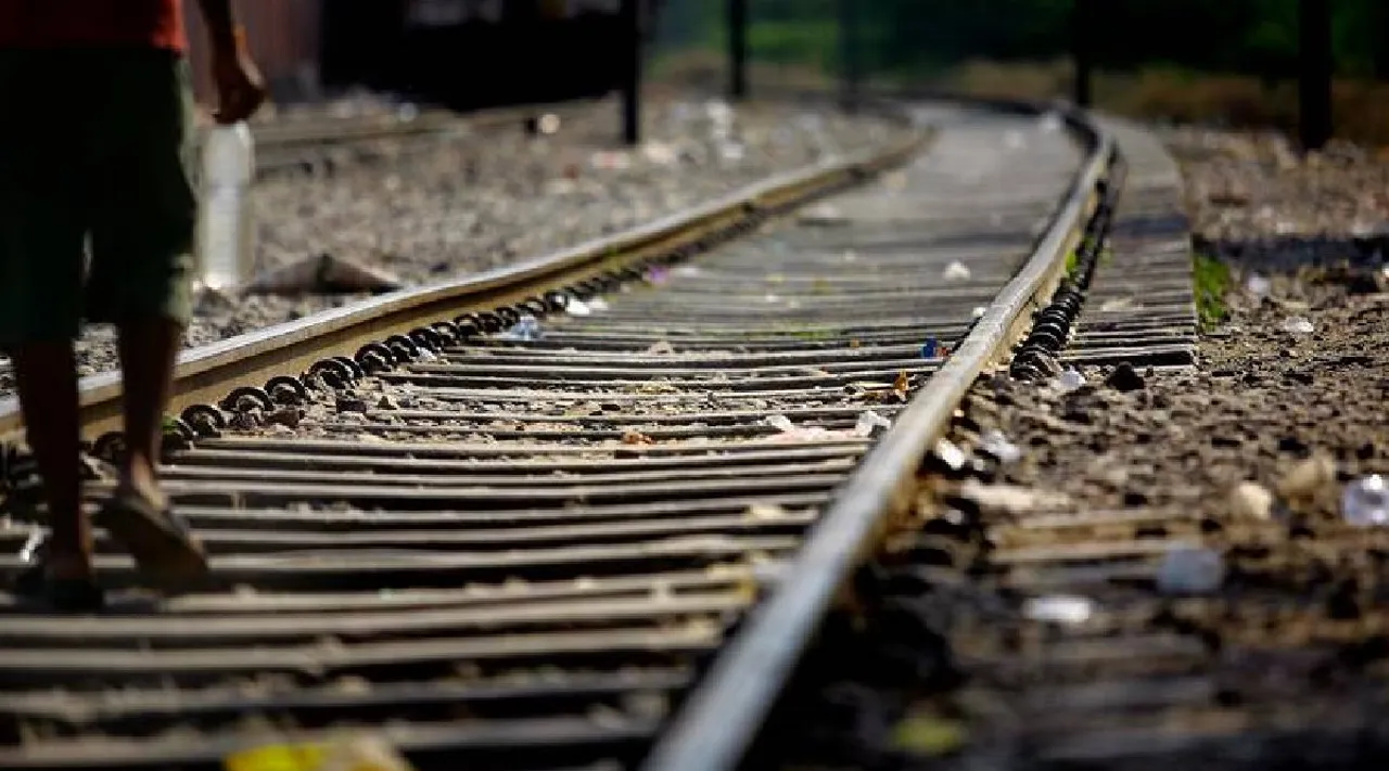 Southern railways news in tamil: rs 1000 or 6 months imprisonment for railway track crossing