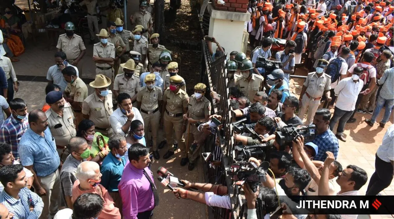 தீவிரமடைந்தது ஹிஜாப் விவகாரம்; கர்நாடகாவில் 3 நாட்களுக்கு பள்ளி, கல்லூரிகளுக்கு விடுமுறை