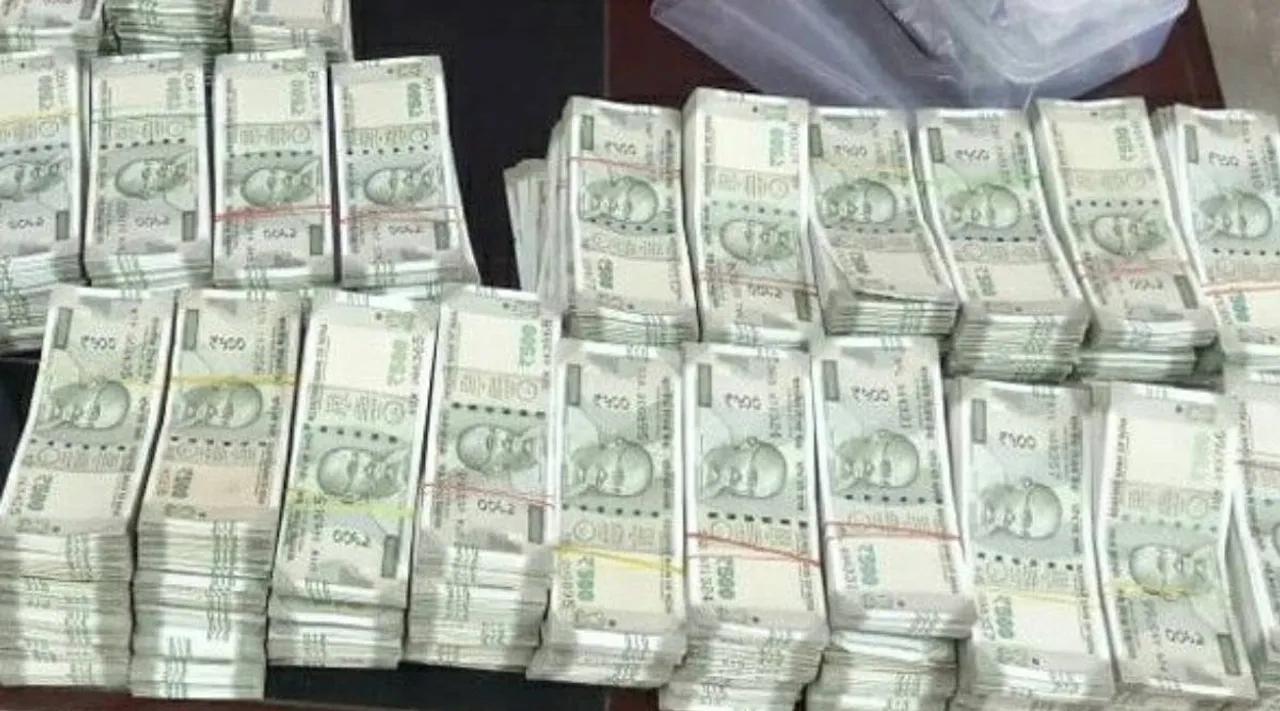 DVAC Rs 40 lakh confiscated near Villupuram, Tamilnadu, department of vigilence and anti corruption, adi dravidar welfare officer, ஆதி திராவிடர் நலத்துறை அலுவலர் காரில் ரூ40 லட்சம் பறிமுதல், லஞ்ச ஒழிப்புத் துறை அதிரடி நடவடிக்கை, விழுப்புரம் அருகே காரில் 40 லட்சம் ரூபாய் பறிமுதல், DVAC action, DVAC Rs 40 lakh confiscated from Govt officers car
