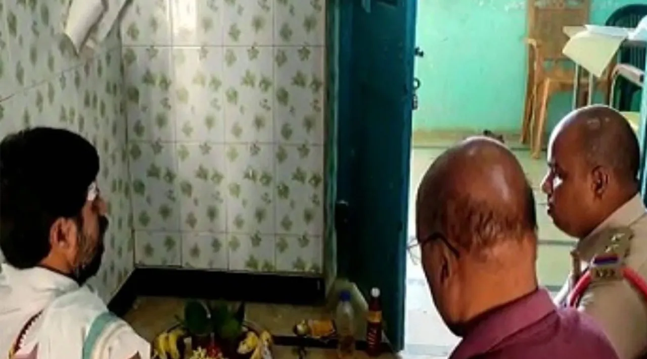 சட்டம்-ஒழுங்கை காப்பாற்ற போலீஸார் சிறப்பு பூஜை! வைரலாகி வரும் வீடியோ