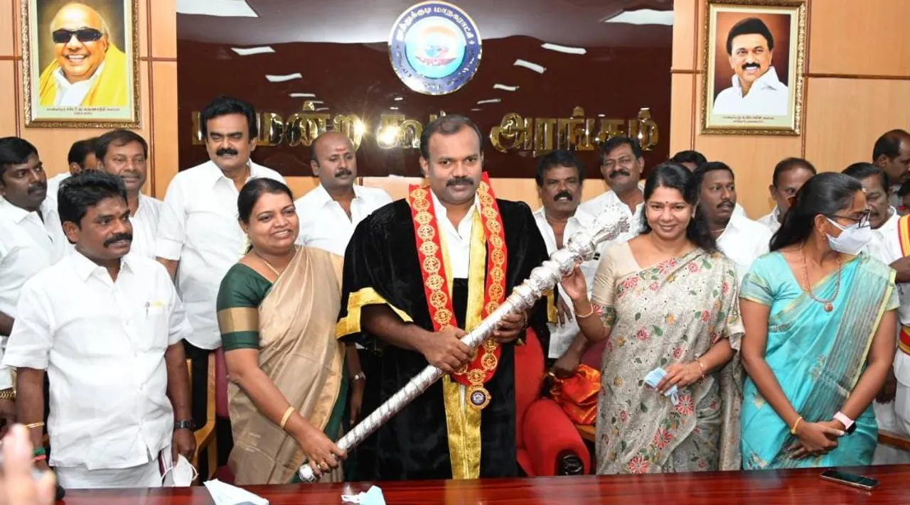 முரட்டு பக்தர் வழங்கிய 111 சவரன் தங்கச் சங்கிலி: அவரது மகனுக்கே அணிவித்து நெகிழ்ந்த கனிமொழி