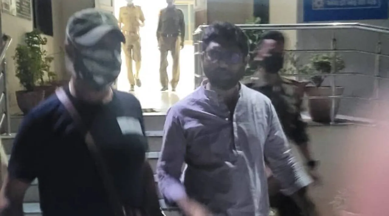 நள்ளிரவில் குஜராத் எம்எல்ஏ ஜிக்னேஷ் மேவானி கைது… எஃப்.ஐ.ஆர் இல்லை என குற்றச்சாட்டு