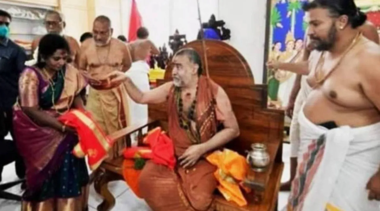 பொன்னாடை தூக்கிப் போட்ட விஜயேந்திரர்; தமிழிசைக்கு அவமதிப்பா? ட்விட்டரில் சர்ச்சை