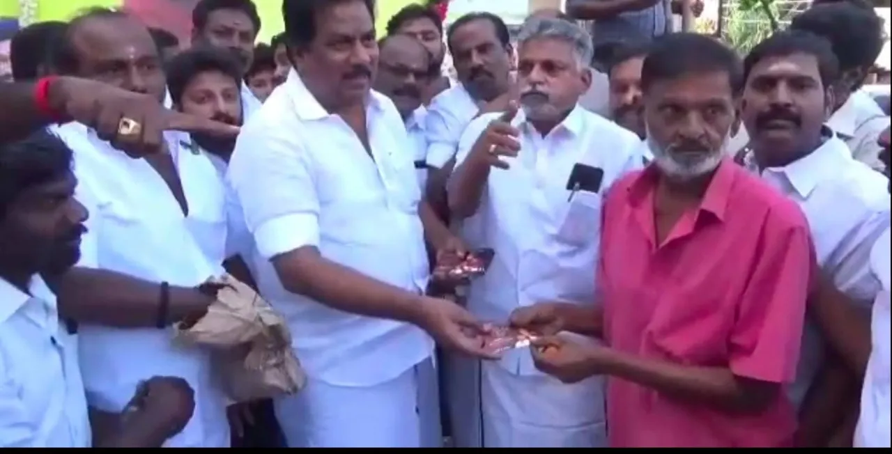 மதுரை தியேட்டரில் 'நெஞ்சுக்கு நீதி': டிக்கெட் வழங்கி தொடங்கி வைத்த அமைச்சர் மூர்த்தி