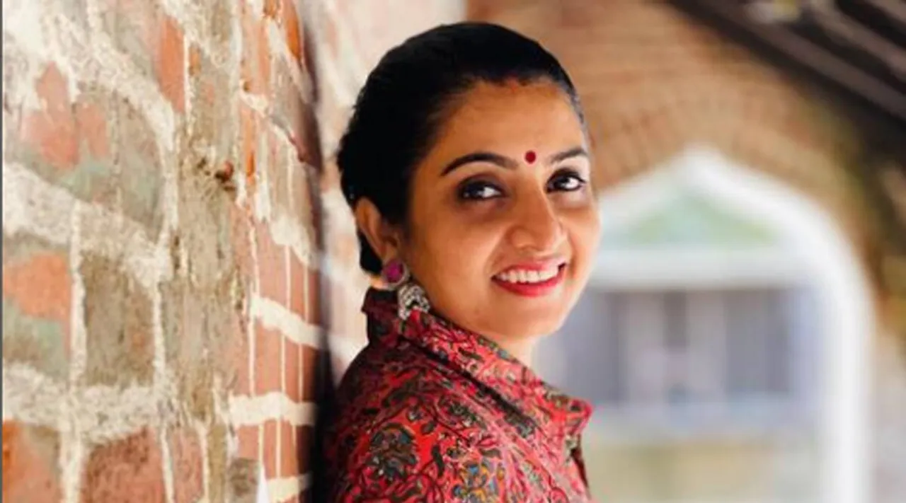 சேலை மட்டுமல்ல... மாடர்ன் உடையிலும் அசத்துவோம்... சுஜிதா தனுஷ் வைரல் போட்டோஸ்
