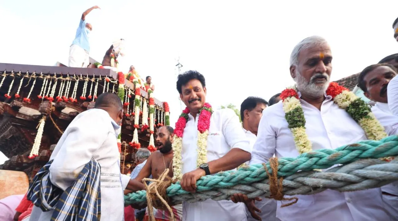 அமைச்சர்கள் வடம்பிடித்து வெள்ளோட்டம்… 300 ஆண்டுகளுக்கு பிறகு தேரோட்டத்திற்கு தயாராகும் கோயில்!