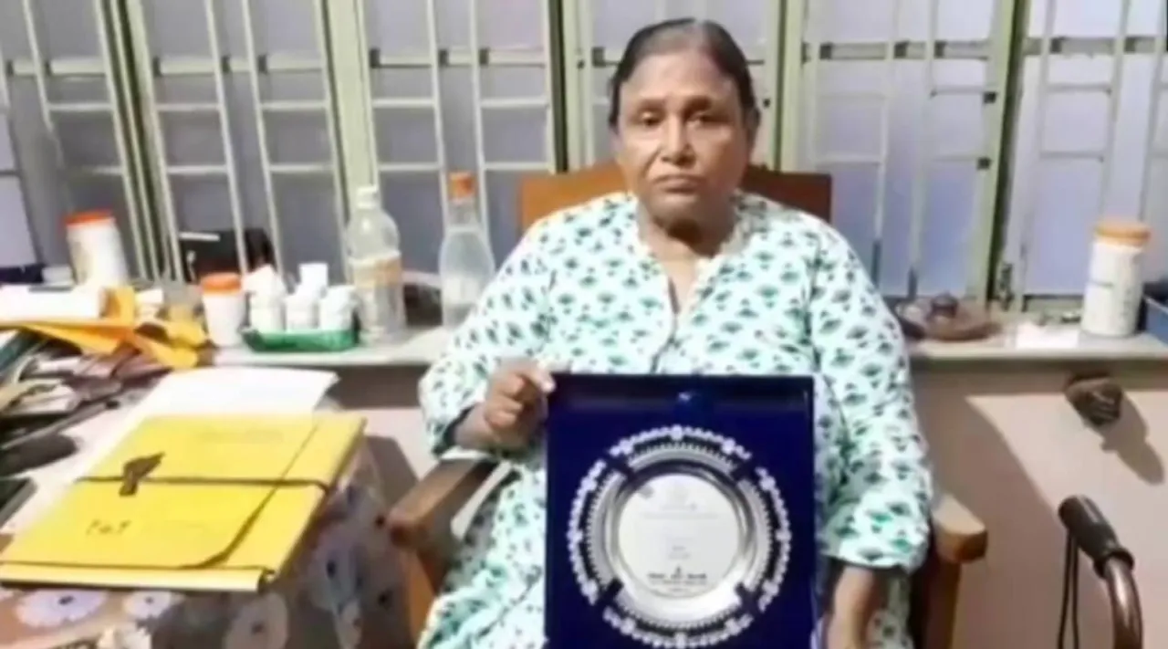 Ratna Rashid Banerjee, Ratna Rashid Banerjee award, Ratna Rashid Banerjee returns award, Ratna Rashid Banerjee news, ரத்னா ரஷீத் பானர்ஜி, வங்காள எழுத்தாளர் ரத்னா ரஷீத் பானர்ஜி, விருதை திருப்பி அளித்த ரத்னா ரஷீத் பானர்ஜி, மம்தா பானர்ஜி, Mamata Banerjee, Paschimbanga Bangla Academy, Paschimbanga Bangla Academy award, Kolkata news, Tamil Indian Express