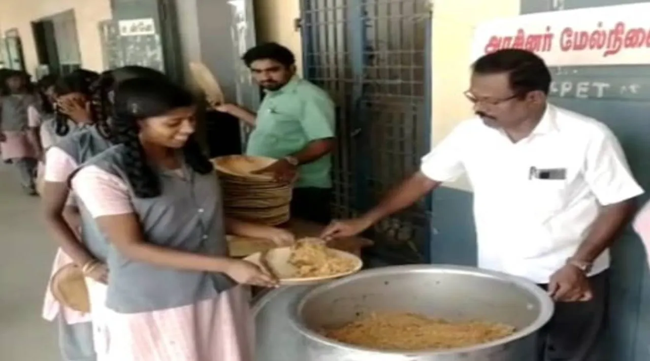pattukottai teacher Nadimuthu, Nattuchala school, govt school, biriyani feast to students, தேர்வுக்கு முதல் நாள் பிரியாணி விருந்து, மாணவர்களை அசத்திய பட்டுக்கோட்டை ஆசிரியர், நாட்டுச்சாலை பள்ளி, Govt School Teacher Nadimuthu, Maths Teacher Nadimuthu, Teacher gives biriyani to students, day before 10th Maths exam biriyani feast