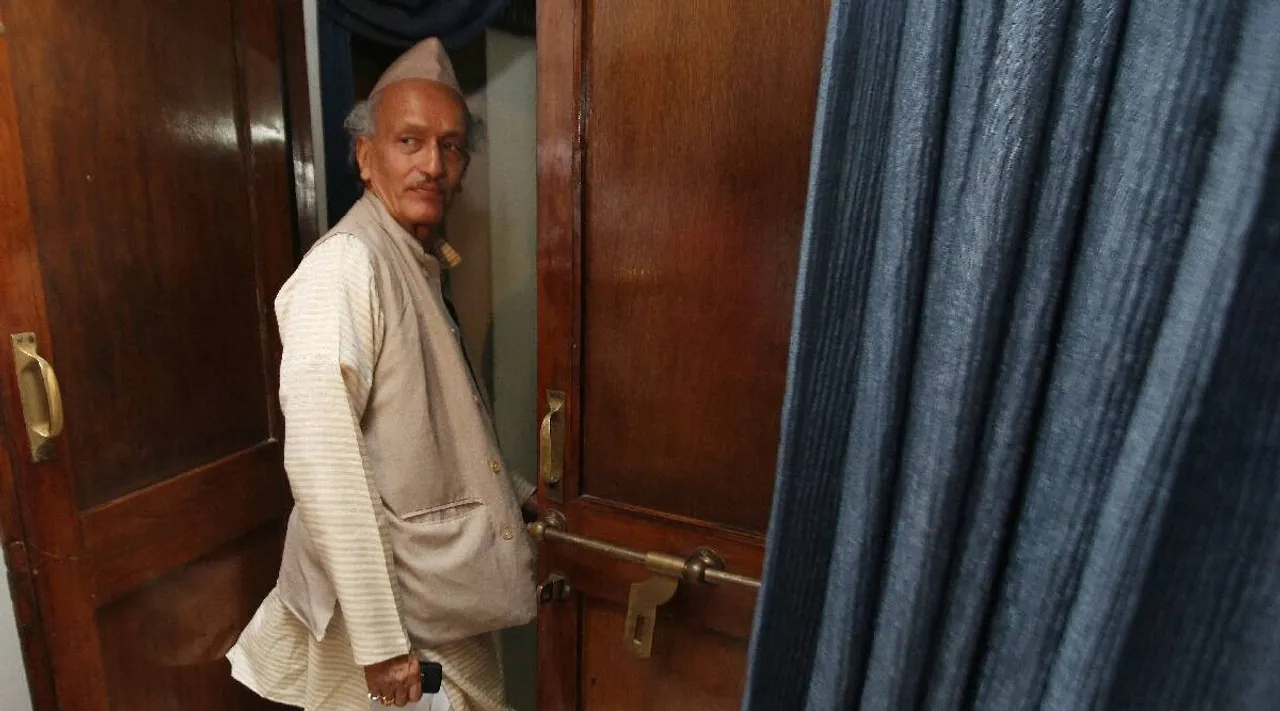 Maharashtra political crisis, Maharashtra Governor central forces, Maharashtra Governor ajay bhalla letter, மகாராஷ்டிரா அரசியல் நெருக்கடி, ஏக்நாத் ஷிண்டே, சிவ சேனா, ஆதித்ய தாக்கரே, அதிருப்தி எம்எல்ஏக்களுக்கு ஒய் பிளஸ் பாதுகாப்பு, மத்தியப் படைகள் தயார், கோஷ்யாரி, Governor Koshiyari, Y Plus security to rebel MLAs, Maharashtra violence, Maharashtra central forces, Eknath Shinde, Shiv Sena, BJP, Aaditya Thackeray