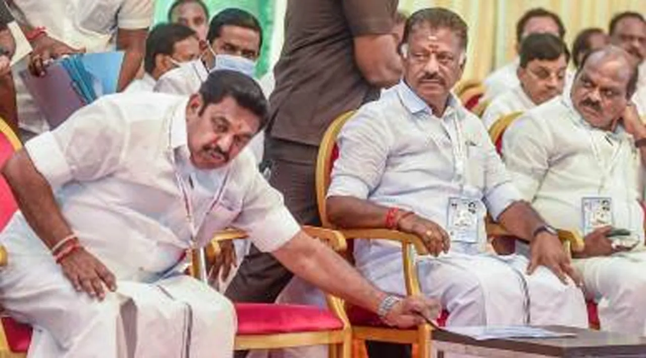 Supreme Court orders Edappadi Palaniswami to respond to OPS petition on AIADMK tussle