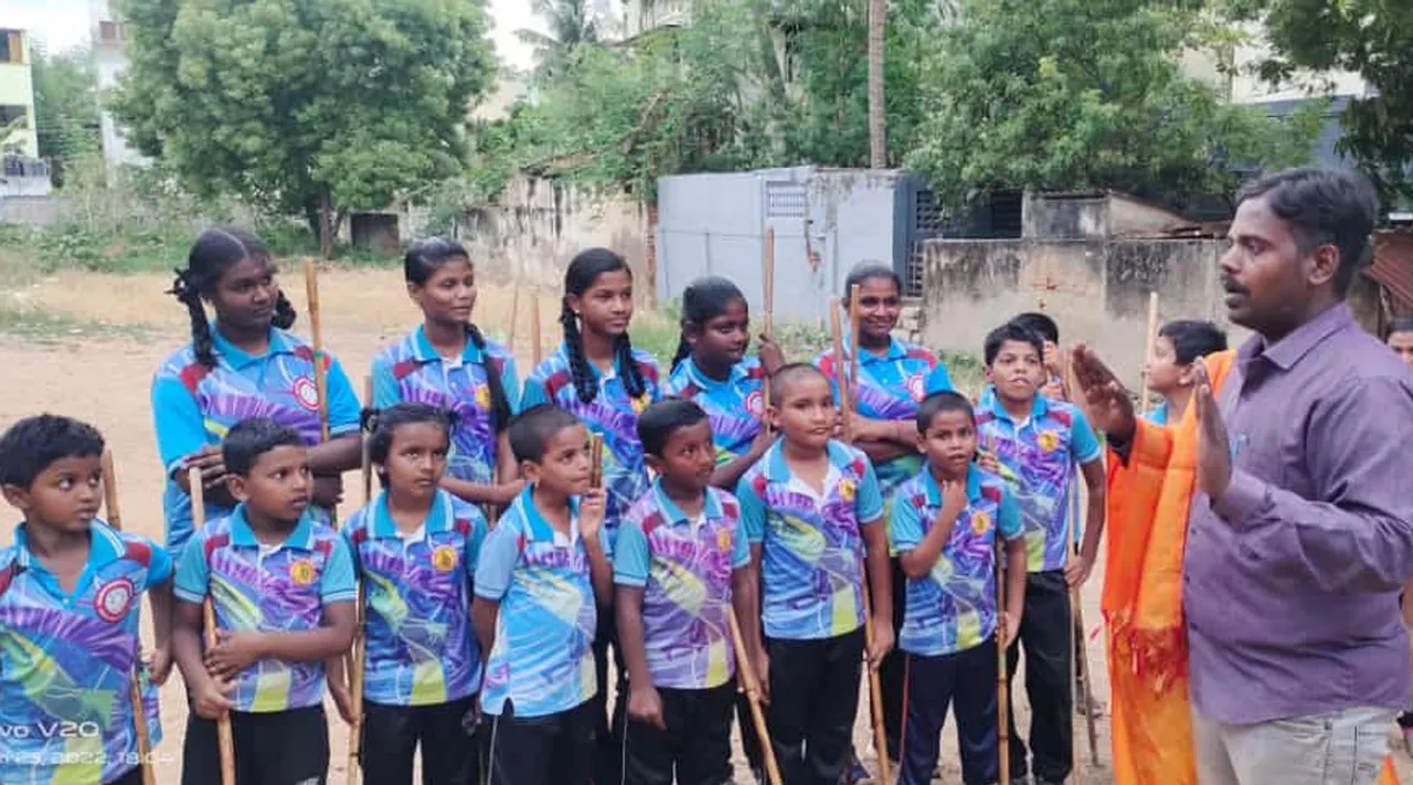 இணைய அடிமைகளாக மாணவர்கள்; மாற்றுத் திட்டம் என்ன? திருச்சி பேராசிரியர் விளக்கம்