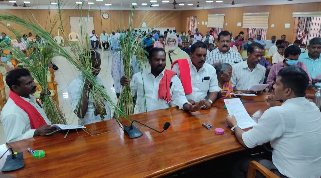 கோரைப் புற்களுடன் வந்து கலெக்டரிடம் கோரிக்கை மனு கொடுத்த விவசாயிகள்!