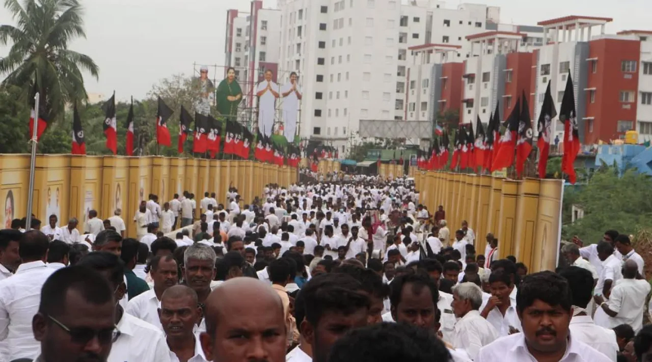AIADMK, aiadmk general body meeting, EPS group yells OPS walskout, o panneerselvam, edappadi k palaniswami, அதிமுக பொதுக்குழு கூட்டம், ஓ பன்னீர்செல்வம், எடப்பாடி பழனிசாமி, இ.பி.எஸ் அணி ஆவேச முழக்கம், ஓ.பி.எஸ் வெளிநடப்பு, அ.தி.மு.க பொதுக் குழு வீடியோ- படங்கள், AIADMK general body meeting videos and photos, Edappadi palanisamy, o pannerselvam, aiadmk general body meeting, tamilnadu