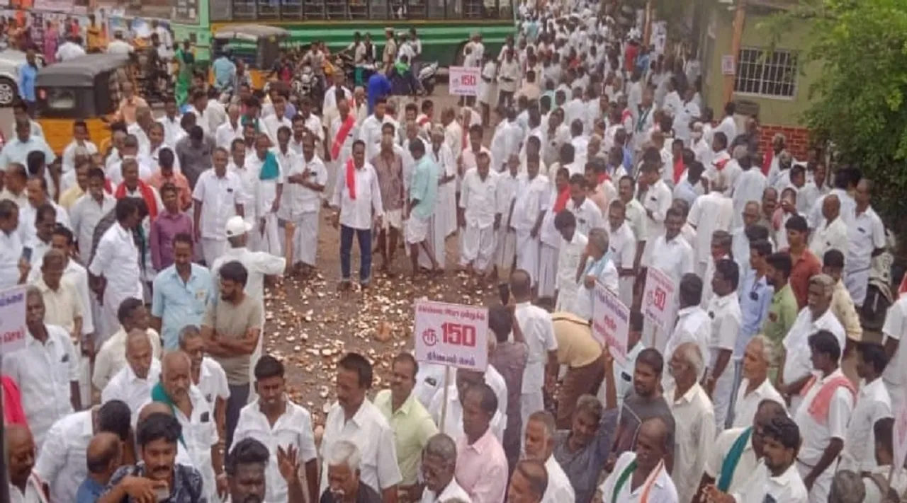 தேங்காய்களை தரையில் உடைத்து போராட்டம்: பட்டுக்கோட்டை விவசாயிகள் கிளர்ச்சி