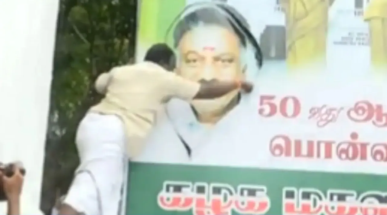 காலையில் கிழிக்கப்பட்ட ஒபிஎஸ் பேனர்... உடனடியாக சரி செய்த தொண்டர்கள்