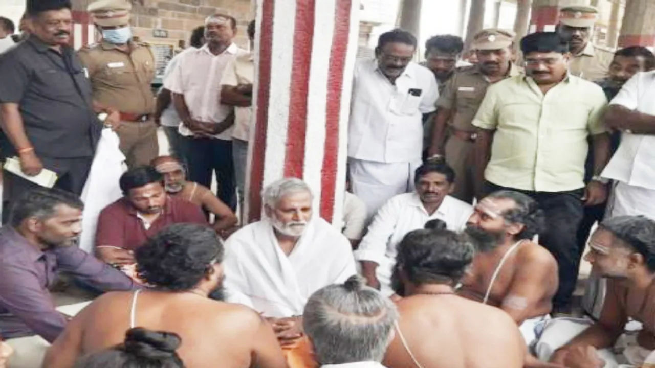 சிதம்பரம் தீட்சிதர்களுடன் தரையில் அமர்ந்து பேசிய சேகர்பாபு: சுமூக உடன்பாடு?