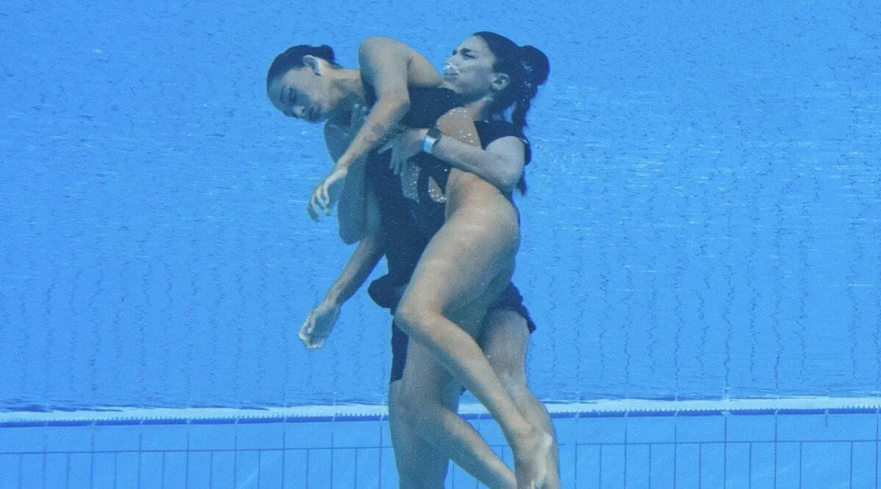 Anita Alvarez rescued by Coach Andrea Fuentes from bottom of the pool after fainting