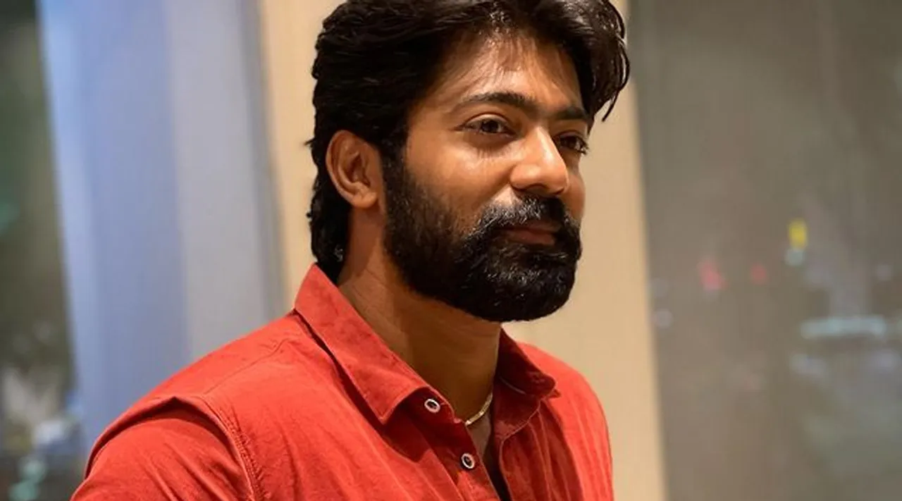 மாமனார் இல்லாத வீட்டில் காதல் : பாக்கியலட்சுமி செழியன் புது அவதாரம்