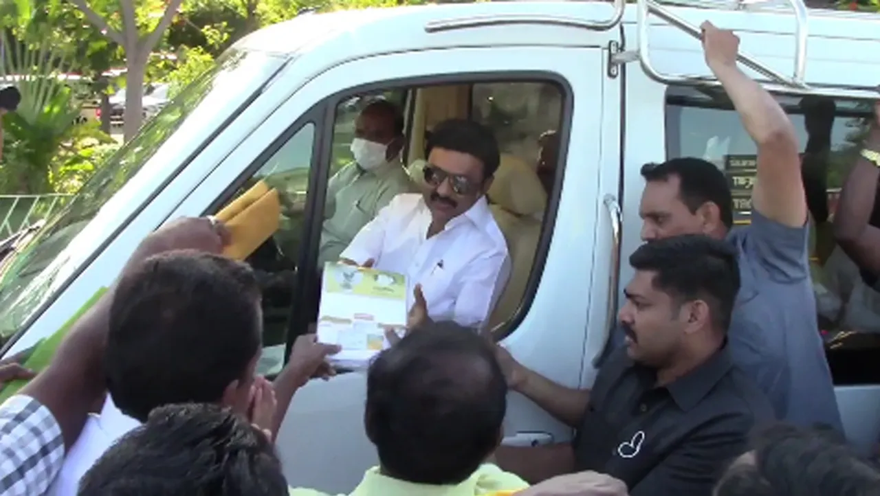 வழி நெடுக வரவேற்பு பெற்றபடி கரூர் பயணித்த ஸ்டாலின்!