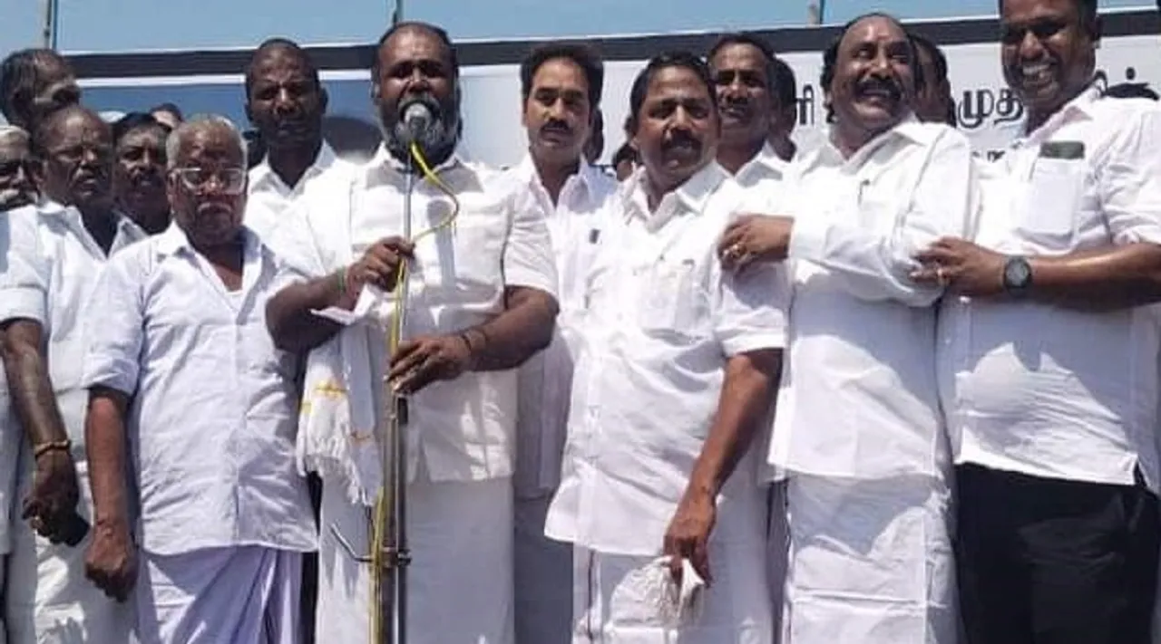அ.தி.மு.க போராட்டம்; குடும்பத்துடன் புரோட்டா சமைத்து தொண்டர்களுக்கு வழங்கிய ஆர்.பி.உதயகுமார்