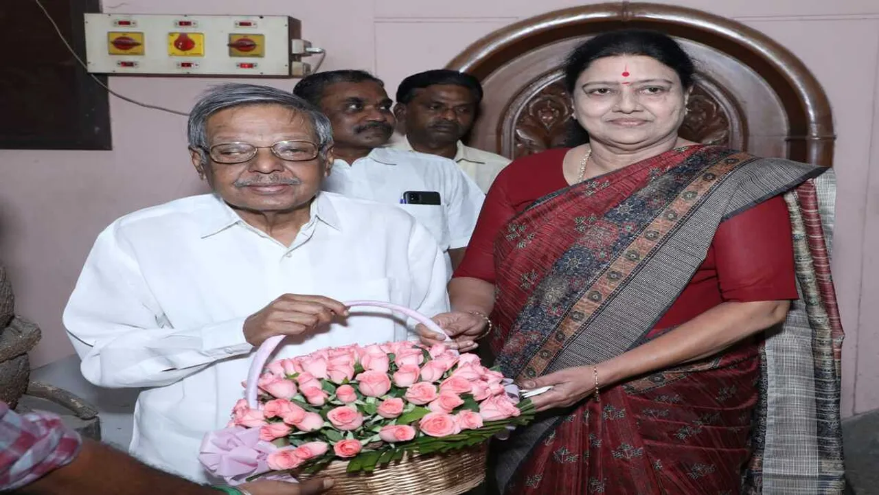 VK Sasikala meets Panruti Ramachandran