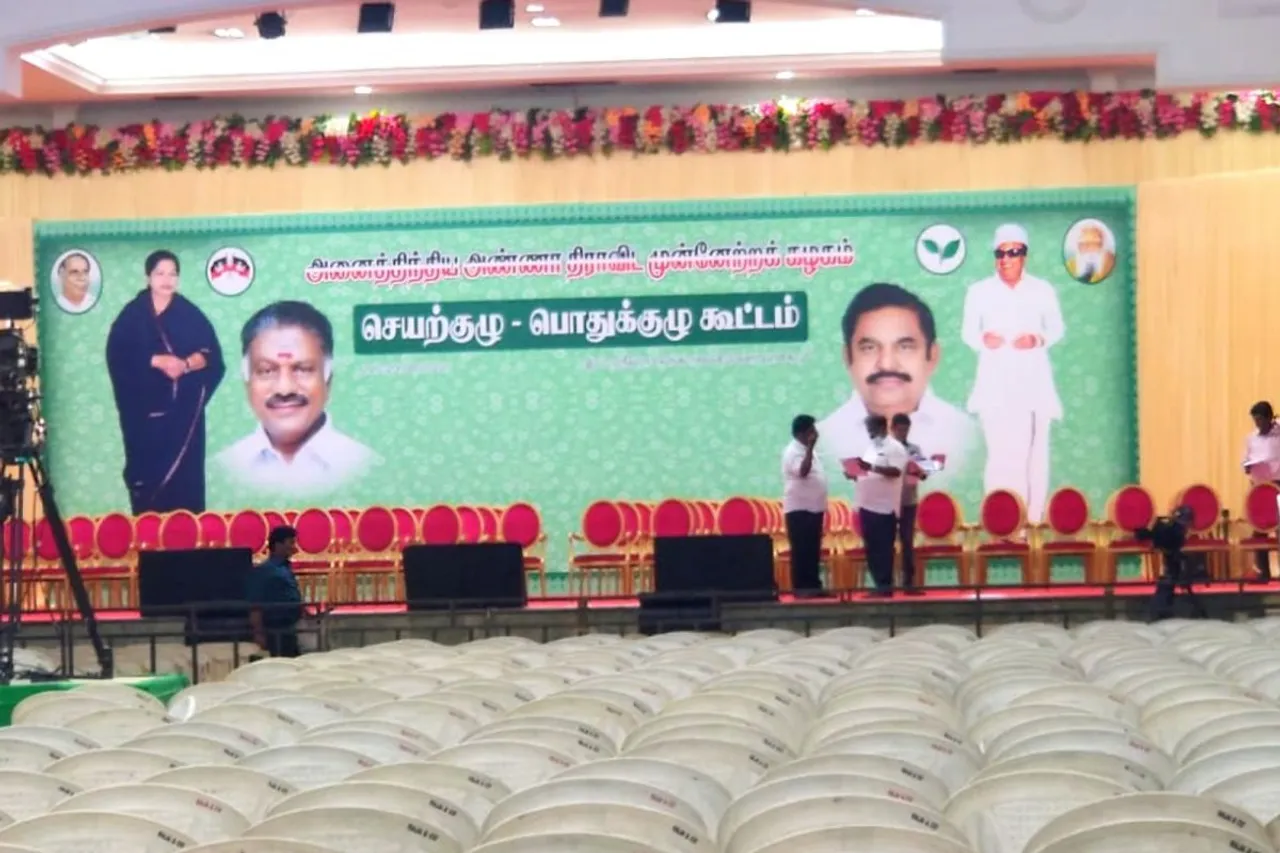 அ.தி.மு.க பொதுக்குழு பேனர்களில் யார், யார் படங்கள்?￼