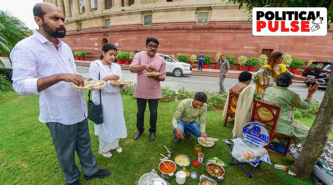 கொசுக் கடி, மழையில் தொடரும் மாநிலங்களவை எம்பிக்கள் போராட்டம்