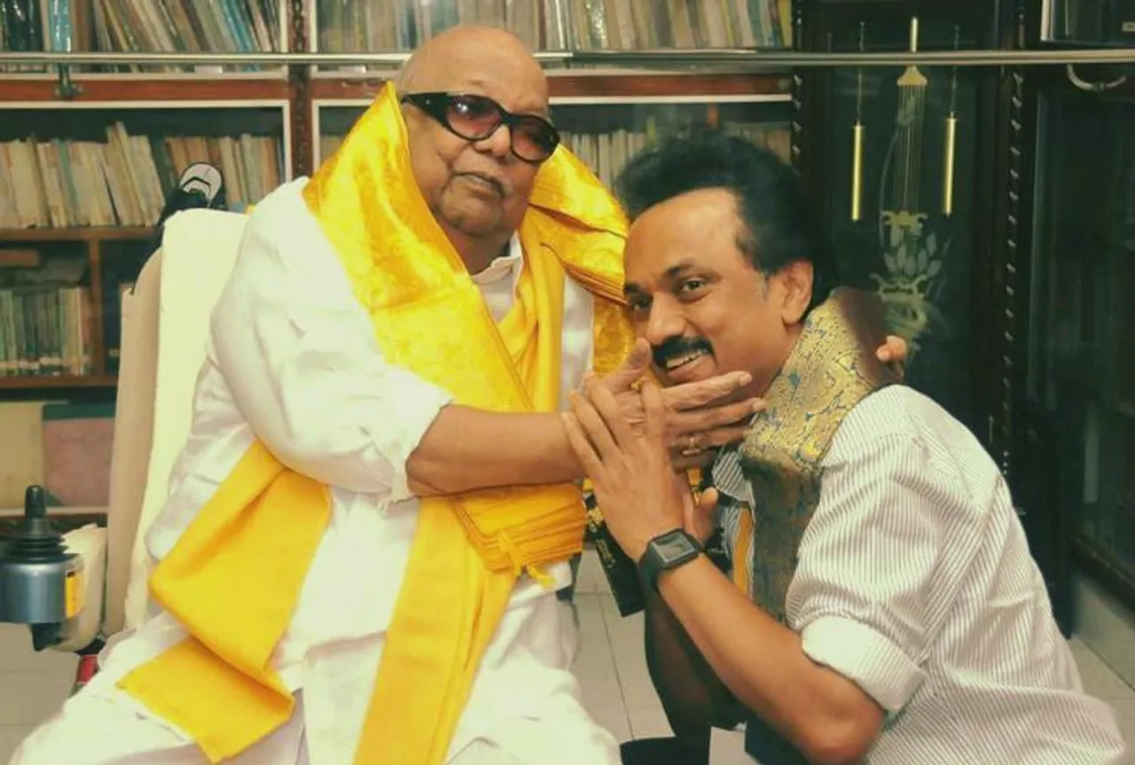 மெரினாவில் கடலுக்கு நடுவே கலைஞருக்கு நினைவிடம்: குமரி வள்ளுவர் சிலையை விட உயரமாக எழுப்பத் திட்டம்!