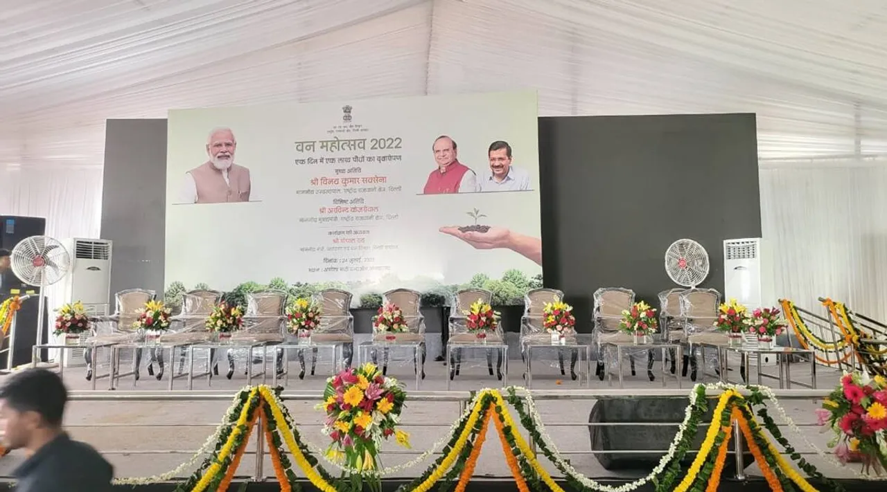 APP government, Arvind Kejriwal, Delhi government, டெல்லி, ஆம் ஆத்மி கட்சி, பேனரில் மோடி புகைப்படம், ஆளுநருடன் நிகழ்ச்சியில் பங்கேற்க மறுத்த அரவிந்த் கெஜ்ரிவால், Center hijack Delhi government, Delhi government plantation event, Tamil Indian Express