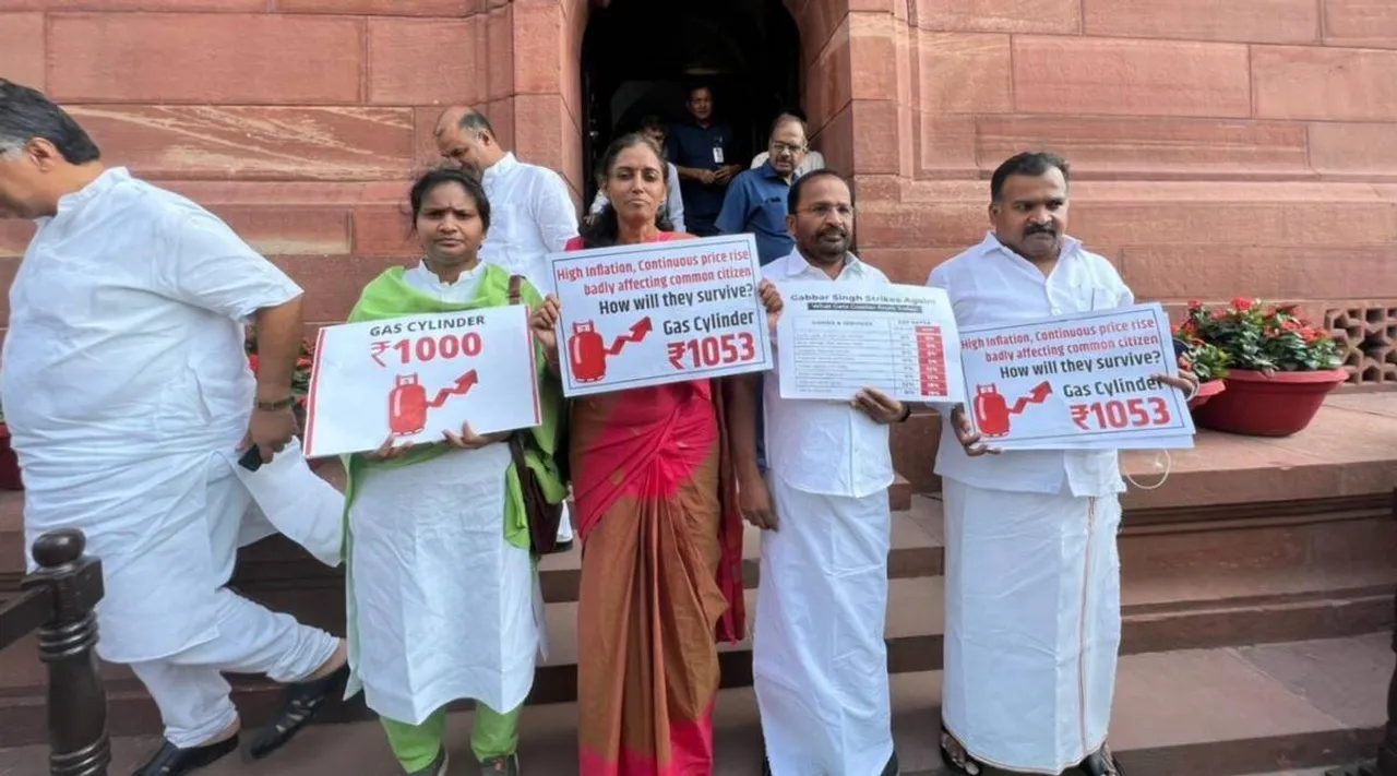 Congress Lok Sabha MPs suspended, Lok Sabha MPs suspended, Mps Suspended, Lok Sabha news, Monsoon session 2022, 4 காங்கிரஸ் எம்.பி.க்கள் சஸ்பெண்ட், 4 காங்கிரஸ் எம்.பி.க்கள் இடைநீக்கம், மாணிக்கம் தாகூர், ஜோதிமணி சஸ்பெண்ட், Opposition protests, Parliament Monsoon session, Tamil Indian EXPRESS, Manickam Tagore, Ramya Haridas, TN Prathapan and S Jothimani