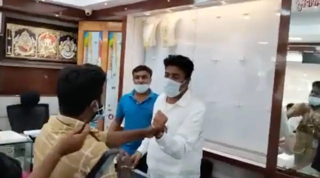 jewellery store owner assault, chennai news, chennai civic official, chennai civic official assaulted, சென்னை மாநகராட்சி அதிகாரியைத் தாக்கிய நகைக்கடை உரிமையாளர், சென்னை, முகக்கவசம், Greater Chennai Corporation, face mask public place, Tamil indian express
