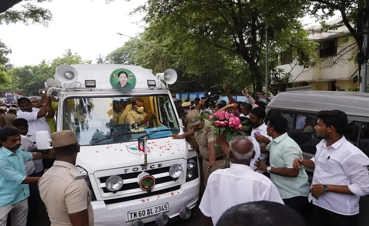 பிரச்சார வாகனத்தில் பயணம்; ஓ.பி.எஸ் வீட்டு வழியை தவிர்த்த இ.பி.எஸ்