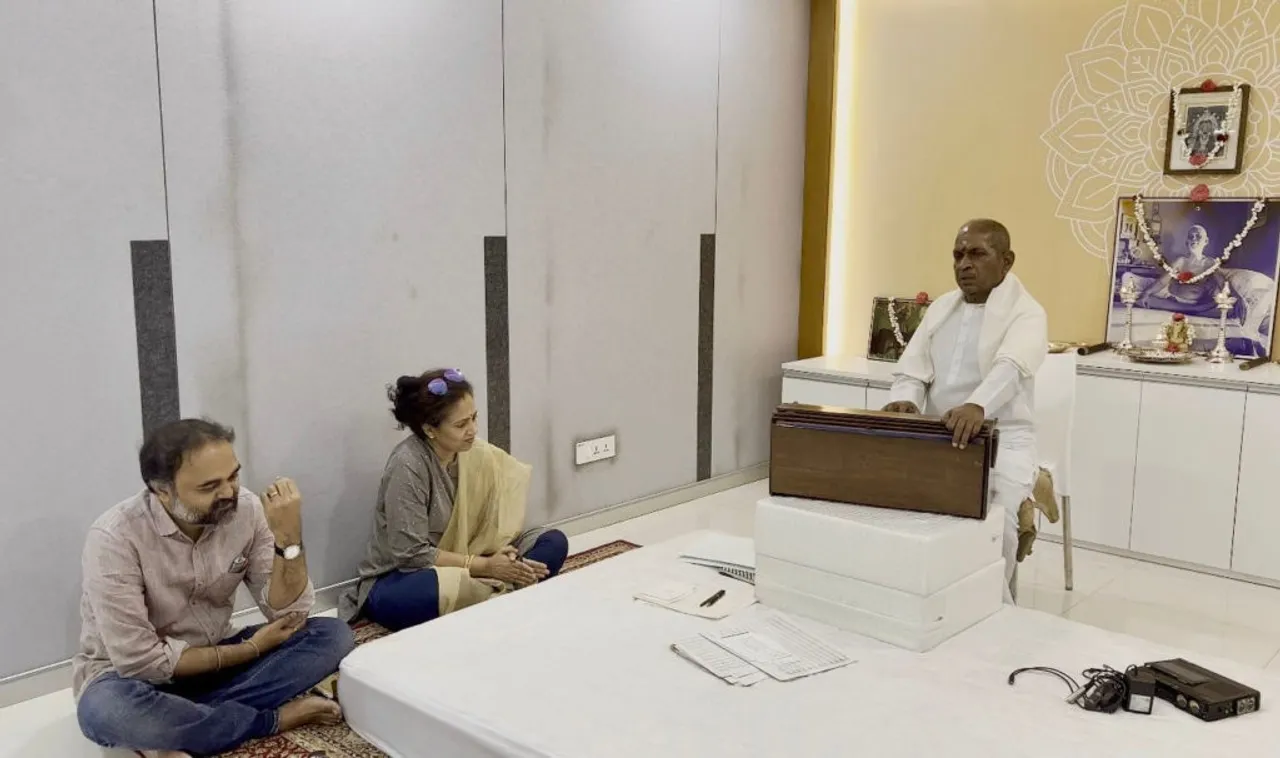 தரையில் லட்சுமி ராமகிருஷ்ணன்... சேர் வாங்க ராஜாவிடம் பணம் இல்லையா? வெடித்த சர்ச்சை￼