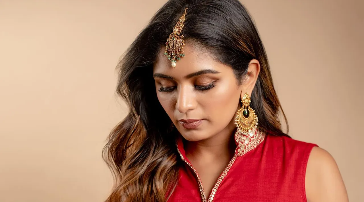 பாரம்பரிய தோற்றத்தை மிஞ்ச முடியுமா? லுக்கில் வித்தியாசம் காட்டும் அதிதி