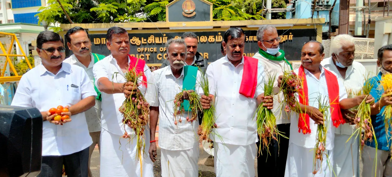 வெங்காயம், தக்காளியை தரையில் கொட்டி விவசாயிகள் சங்கத்தினர் ஆர்பாட்டம்