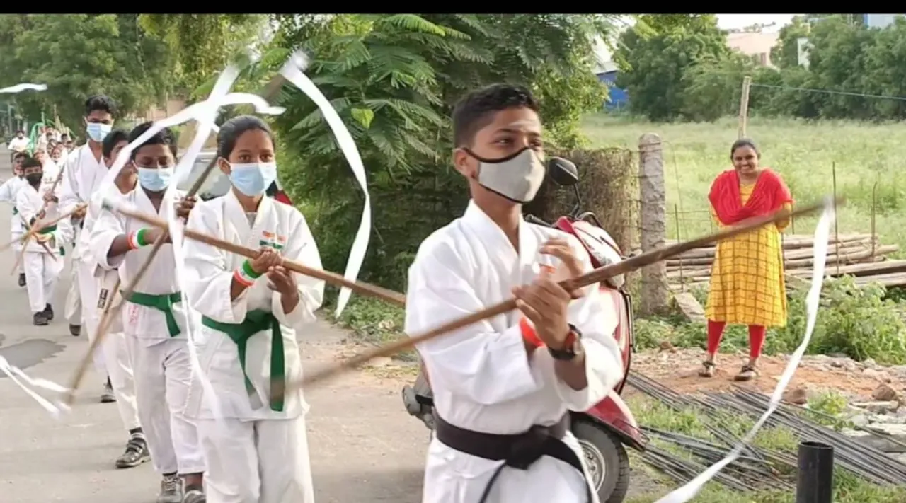சிலம்பம் சுற்றிக்கொண்டு 6 கி.மீ நடைபயணம்: கராத்தே மாணவர்கள் சாதனை!