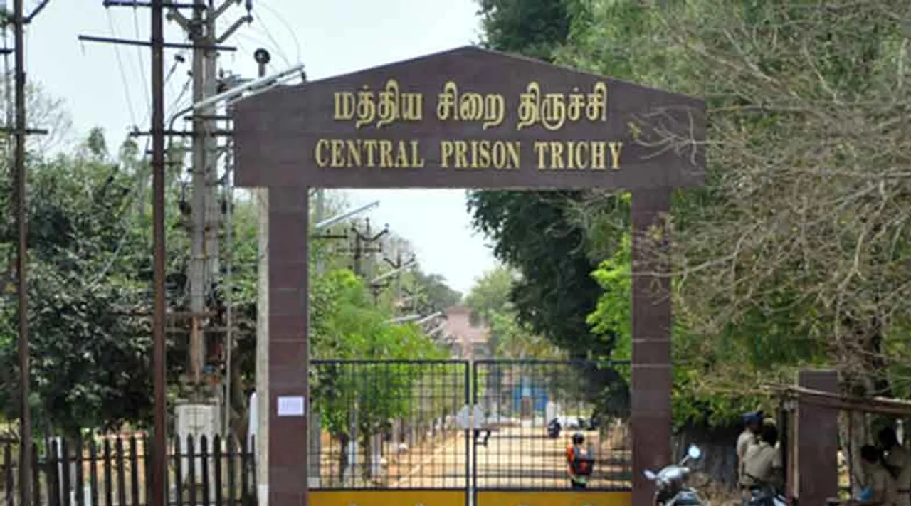 திருச்சி மத்திய சிறை சிறப்பு முகாமில் திடீர் ரெய்டு : 60 செல்போன்கள் பறிமுதல்