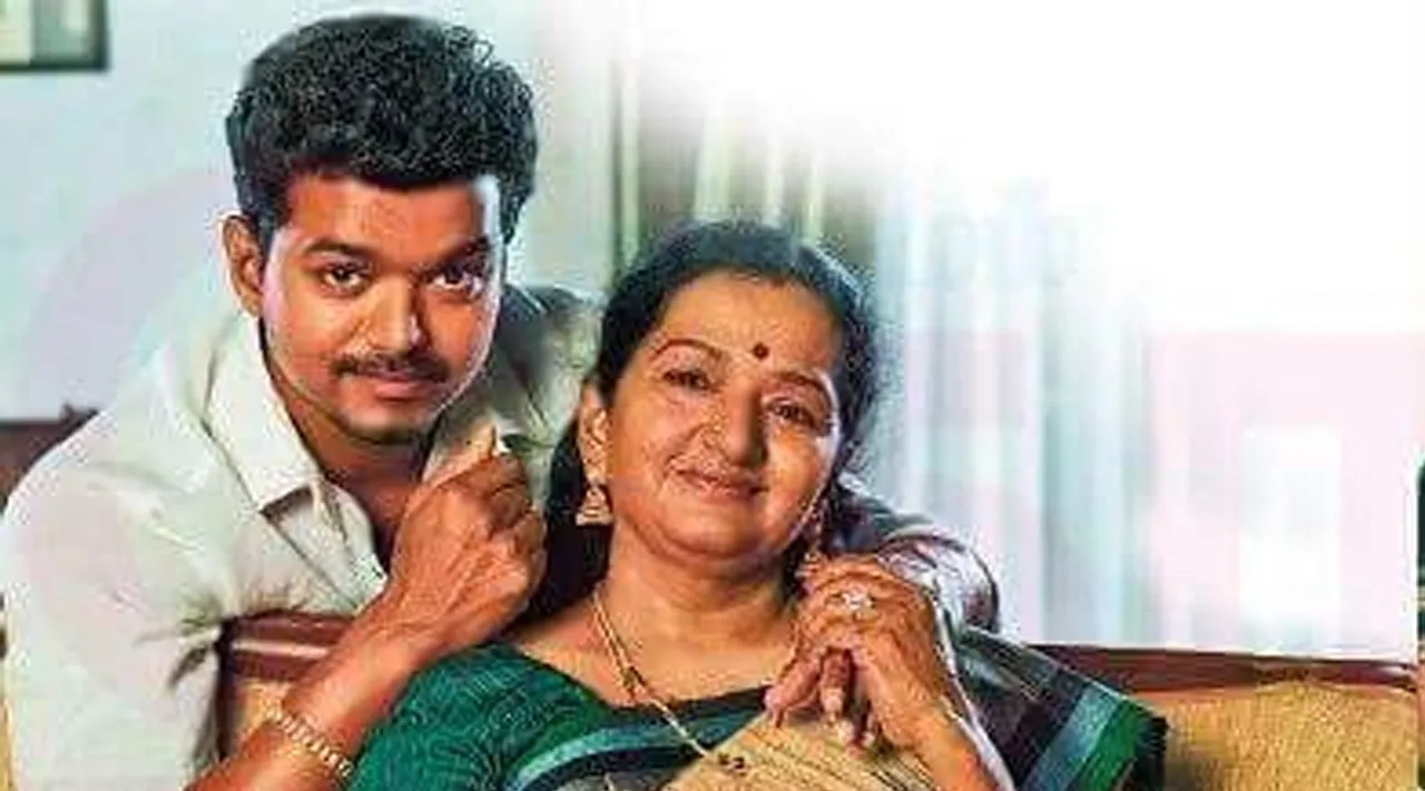 Actor Vijays mother Darshan at Kanchi Kamachi Temple