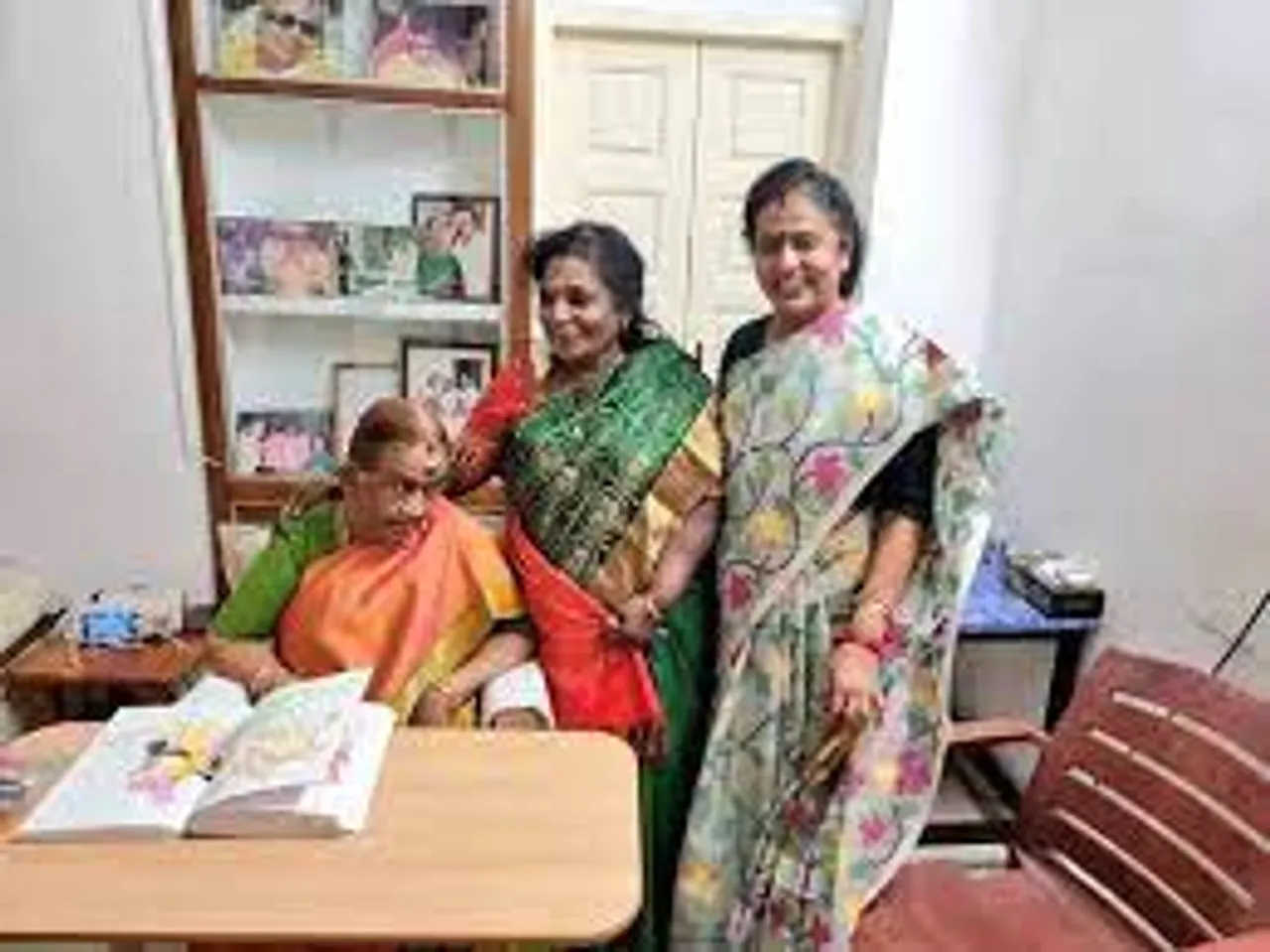 தமிழக முதல்வரின் தாயார் தயாளு அம்மாளை  சந்தித்த தமிழிசை
