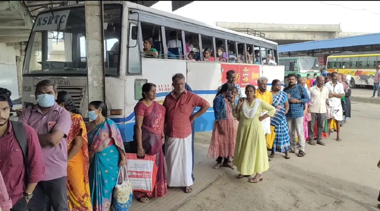 கடன் சுமையால் கேரள அரசு பேருந்து போக்குவரத்து குறைப்பு; தமிழக- கேரள பயணிகள் அவதி