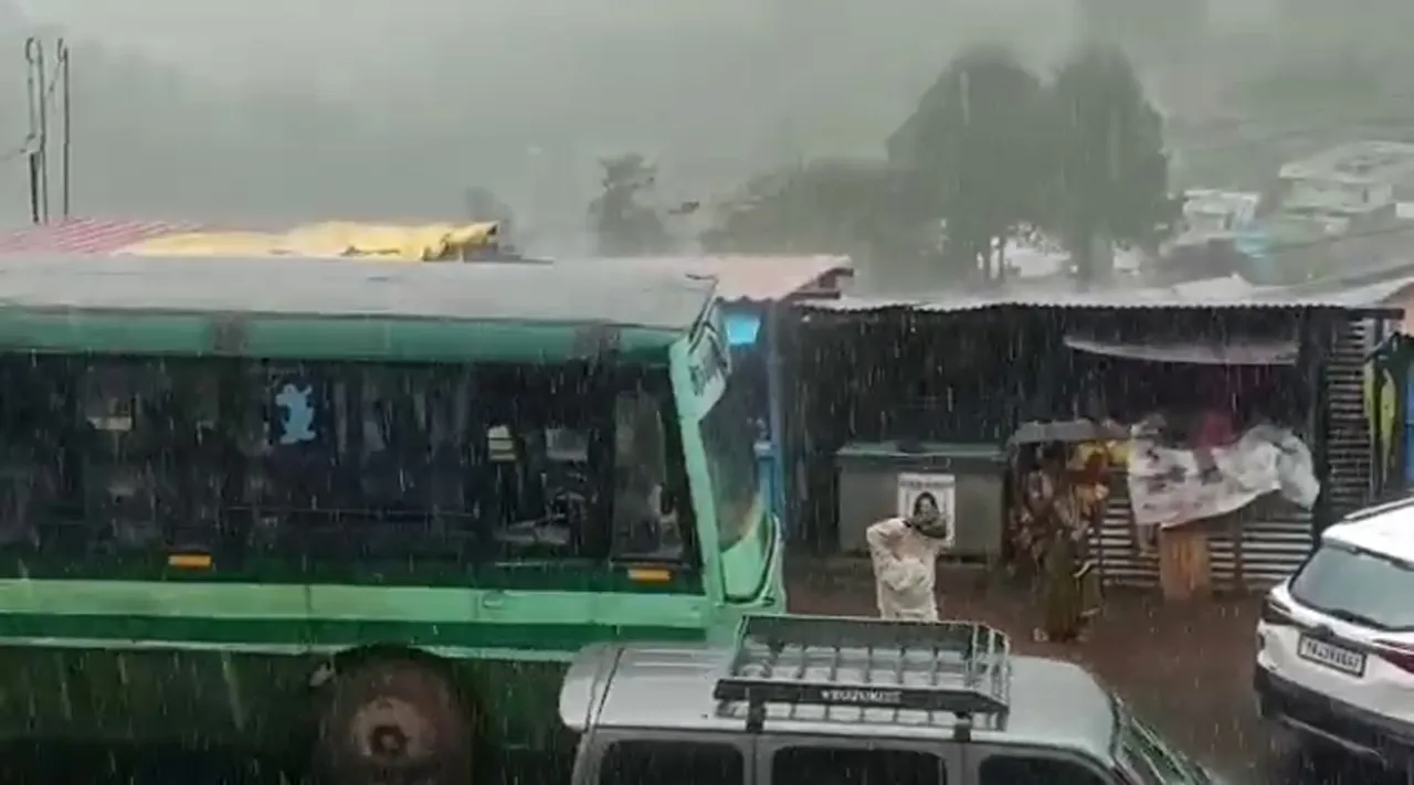அரசு பஸ் மீது பாறாங்கல்லை தூக்கிப் போட்டு உடைத்த ஆசாமி: வீடியோ