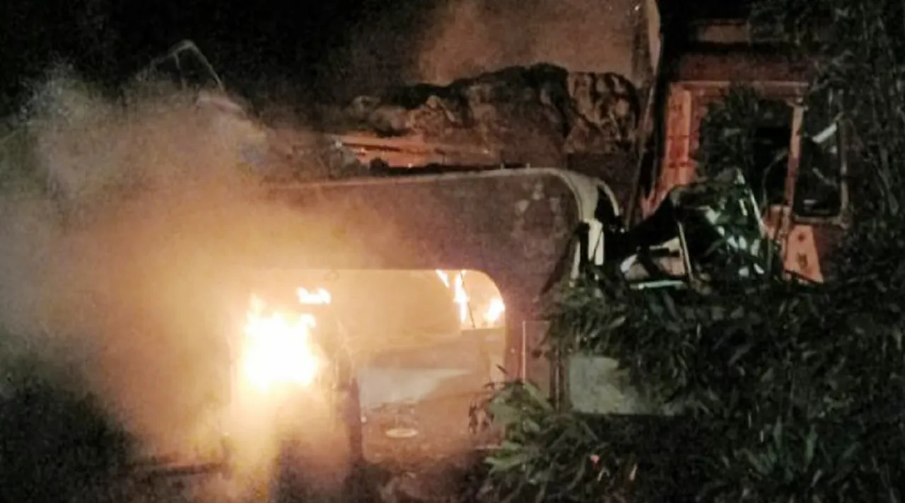 லாரிகள் மோதி விபத்து; தீயில் கருகி ஓட்டுநர்-கிளீனர் பலி; திருச்சி-மதுரை சாலையில் போக்குவரத்து பாதிப்பு