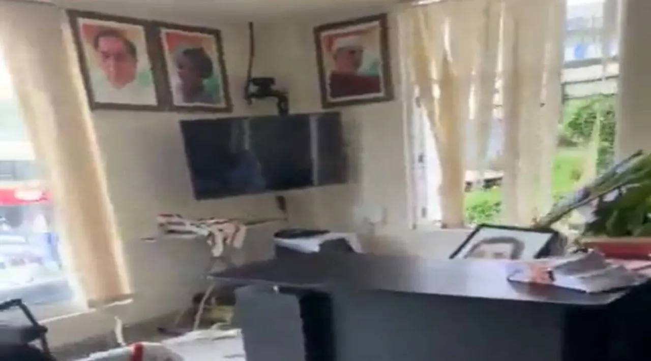 Congress workers held for damaging Gandhi portrait