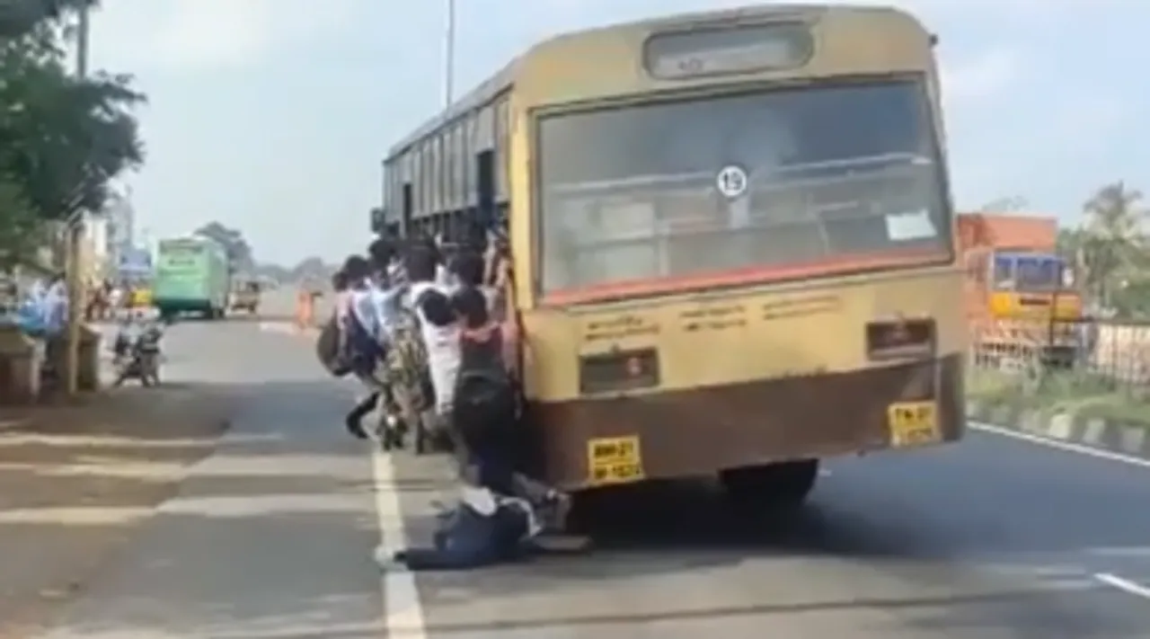 அரசு பேருந்திலிருந்து உருண்டு விழுந்த மாணவர்... இதுதான் காரணமா ?