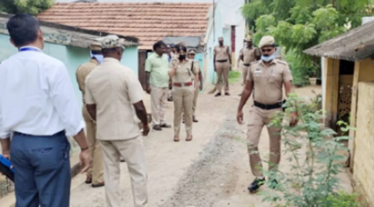 ADMK functionary arrested for storing explosives in house, Trichy, திருச்சியில் போலீஸ் ரெய்டு, Police raid in Trichy, வீட்டில் வெடிபொருள் பதுக்கியதாக அ.தி.மு.க பிரமுகர் கைது , ADMK functionary arrested, ADMK functionary storing explosives in house, Police raid at ADMK functionary house