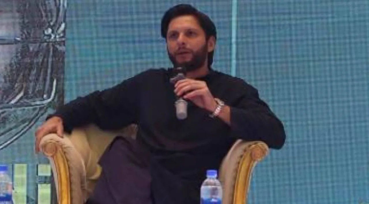 Shahid Afridi, India-Pakistan match, Asia Cup, cricket, இந்தியா- பாகிஸ்தான் ஆட்டத்தில் இந்தியக் கொடியை ஏந்தி நின்ற அஃப்ரிடி மகள், அஃப்ரிடி, பாகிஸ்தான் கிரிக்கெட் அணி, அஃப்ரிடி மகள், viral, trending, daughter waving India flag, Tricolour, Tamil Indian Express