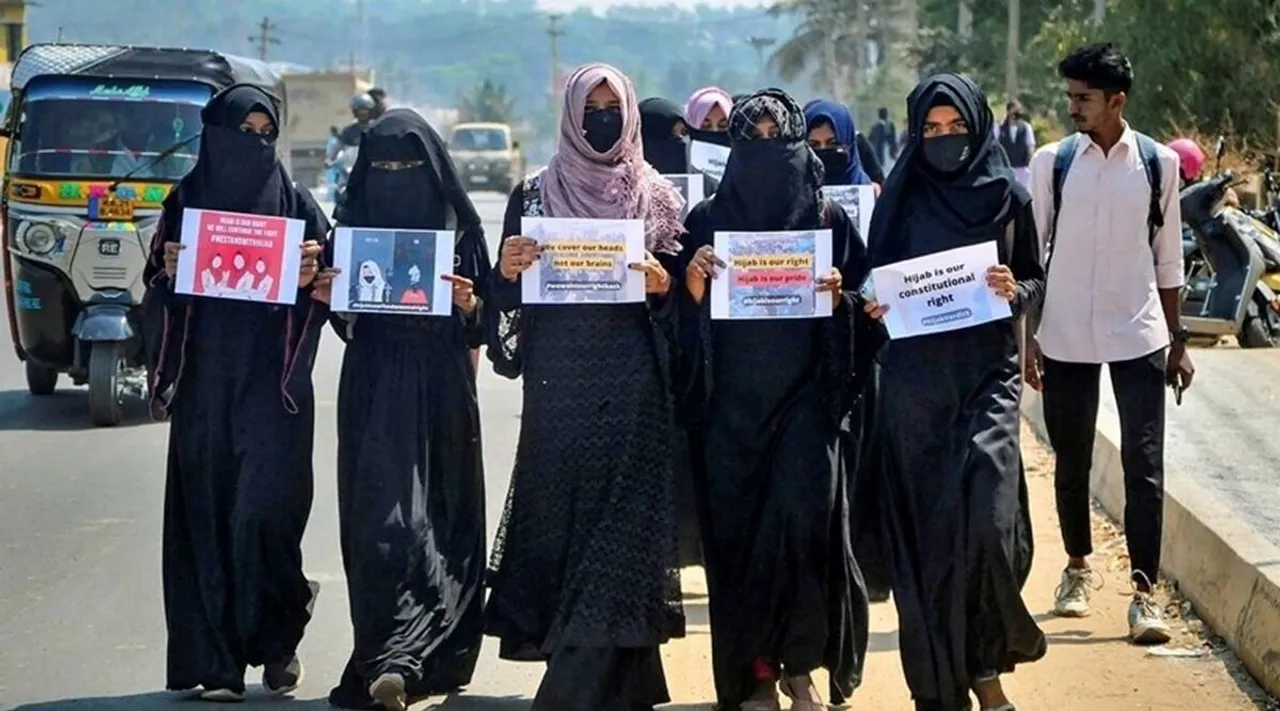 மத அடையாளத்தை பள்ளிக்கு எடுத்துச் செல்வது உரிமையா? சுப்ரீம் கோர்ட் கேள்வி