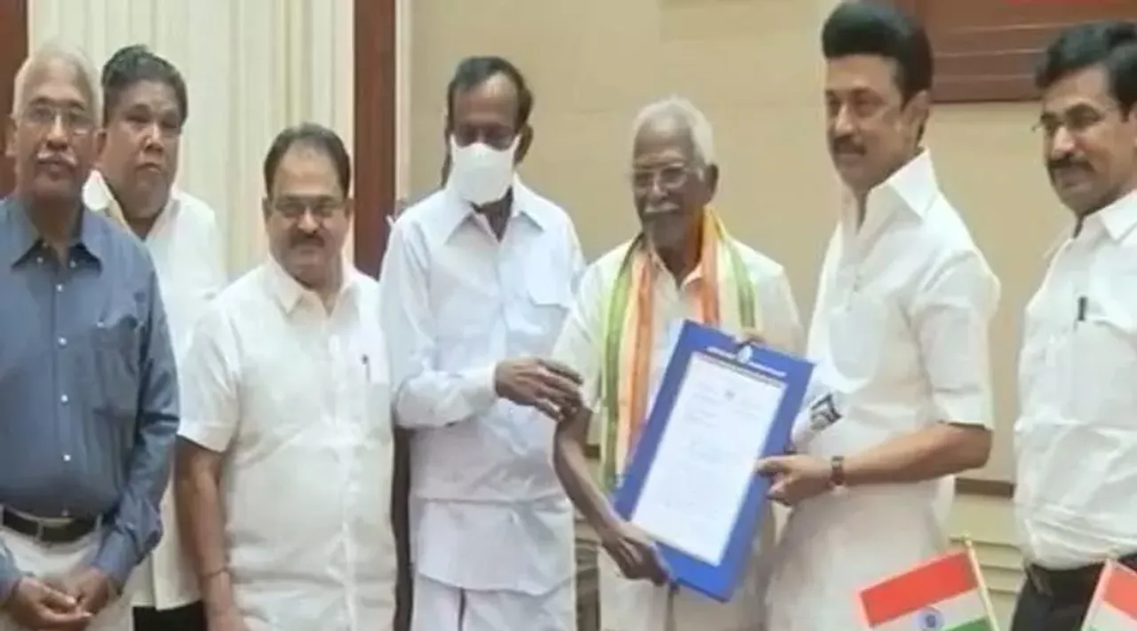 குமரி அனந்தனுக்கு அரசு வீடு ஒதுக்கீடு: நேரில் வழங்கினார் ஸ்டாலின்