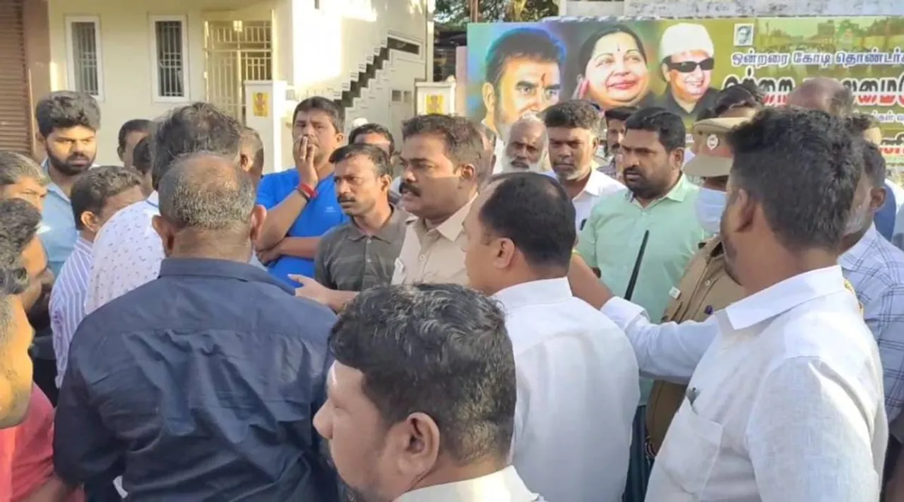 ஒரே நேரத்தில் எஸ்.பி வேலுமணி, விஜயபாஸ்கர் வீடுகளில் ரெய்டு: லஞ்ச ஒழிப்பு போலீஸ் அதிரடி